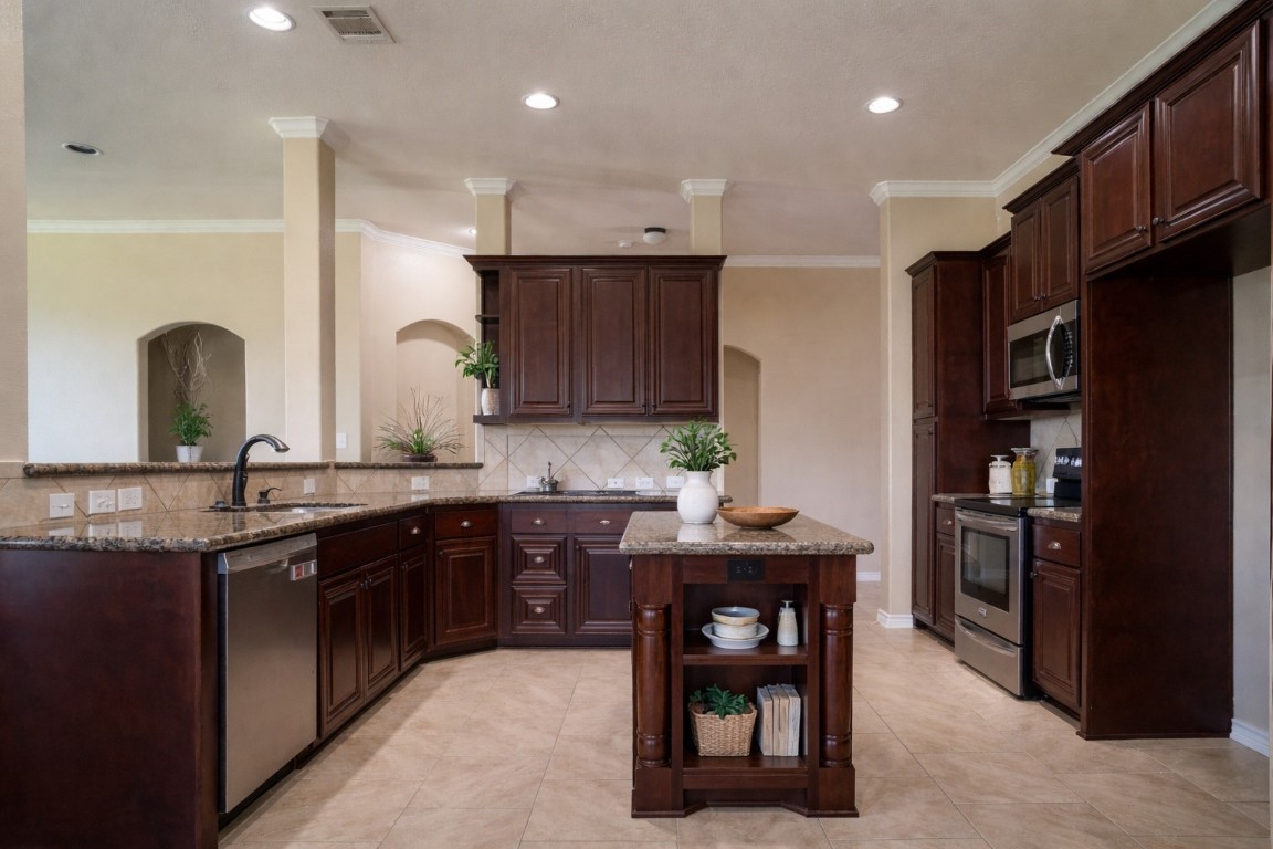 119 Hackberry Street Louise, TX 77455 - Photo 8 of 31 Virtually staged to visualize potential