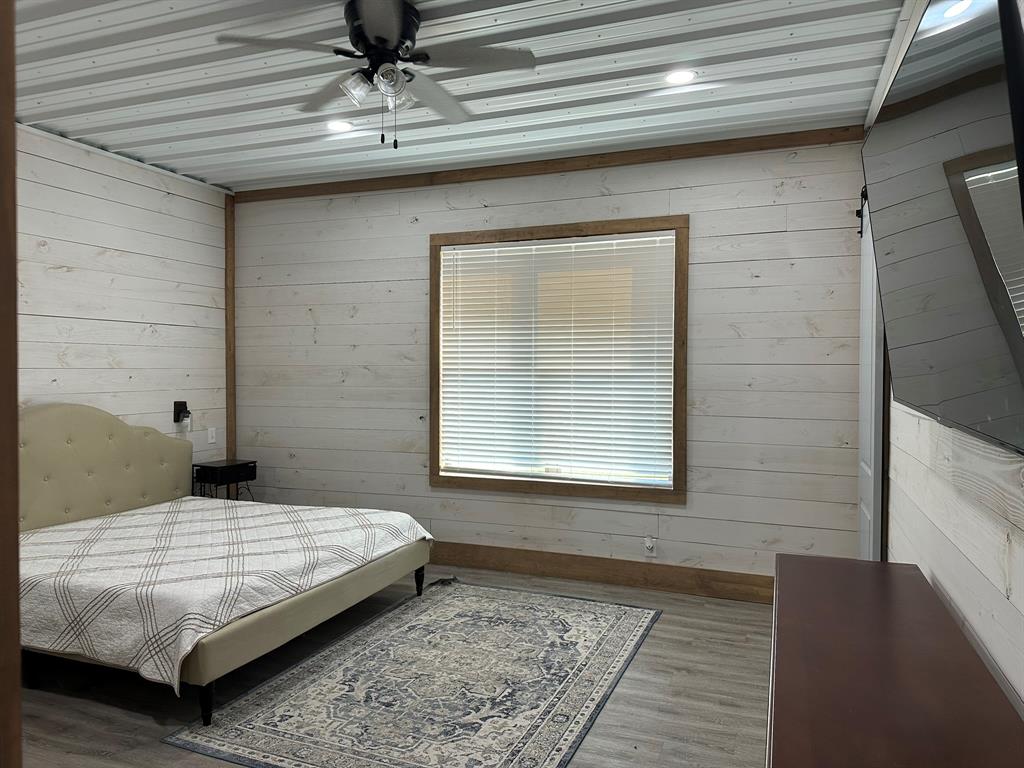 511 John Davis Road Italy, TX 76651 - Photo 33 of 40 a bedroom with a bed and a window