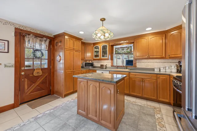 $399,900 | 71 Tartia Road, East Hampton, CT 06424