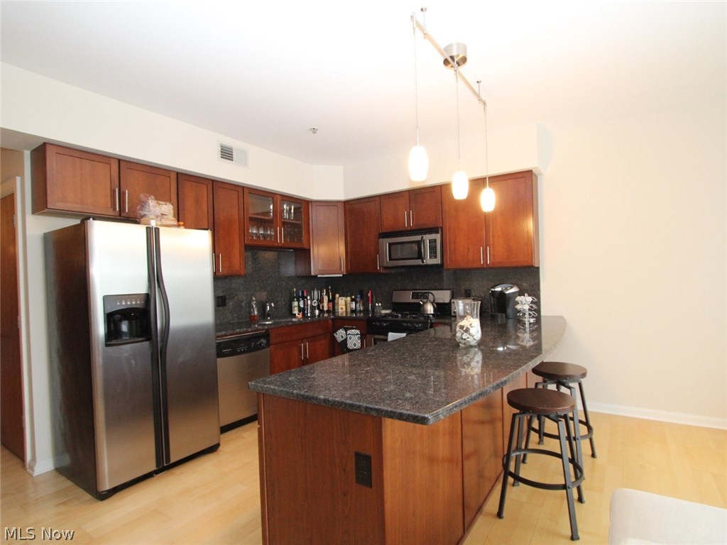 1237-802 Washington Avenue, Unit 802 Cleveland, OH 44113 - Photo 8 of 16 plenty of seating at the counter