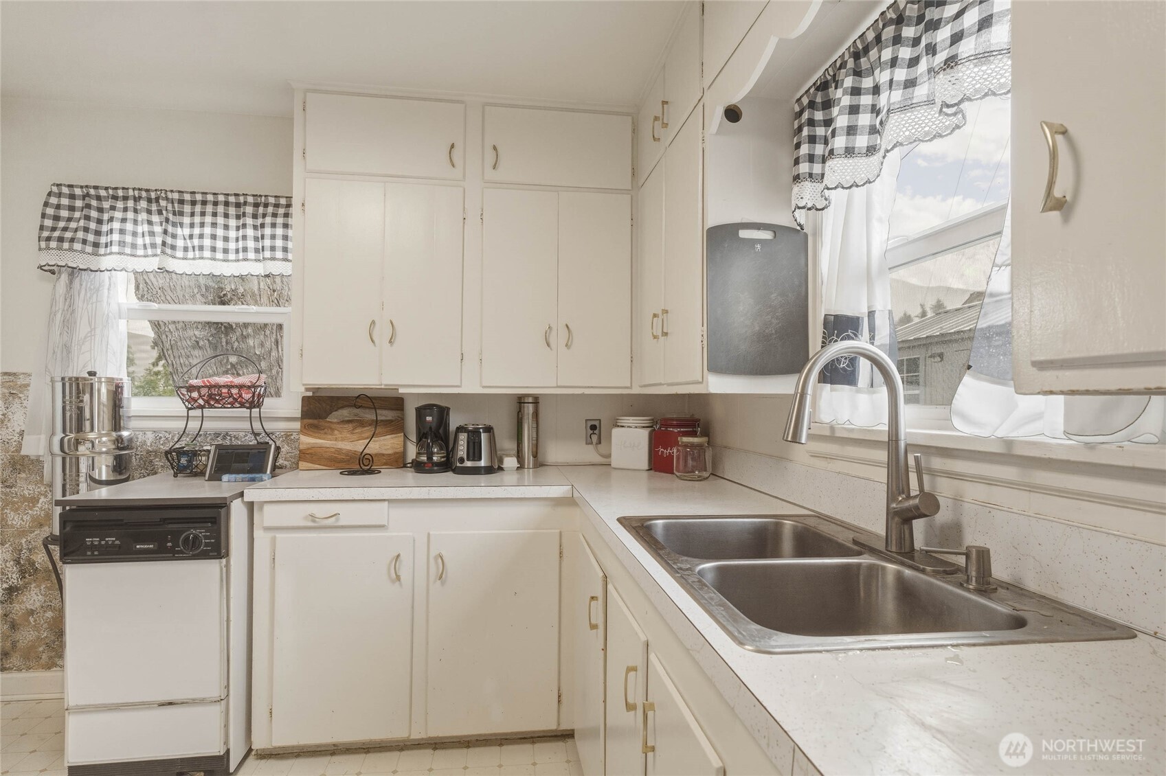 462 Beach Street Pateros, WA 98846 - Photo 9 of 30 a kitchen with stainless steel appliances granite countertop a sink stove and refrigerator