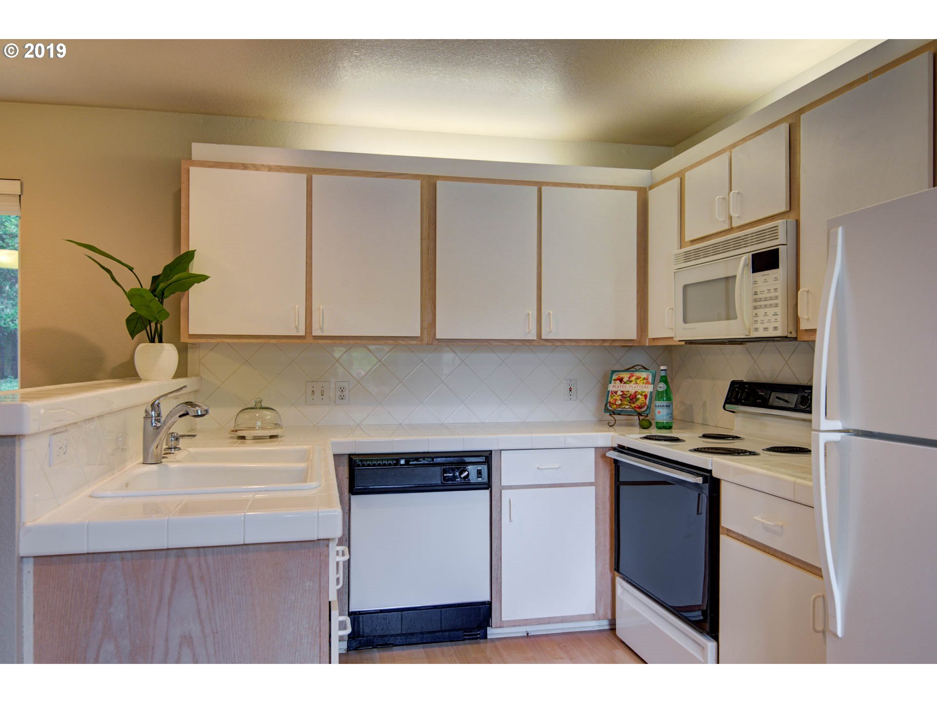5225 Jean Road, Unit 514 Lake Oswego, OR 97035 - Photo 8 of 28 a kitchen with a sink cabinets and appliances