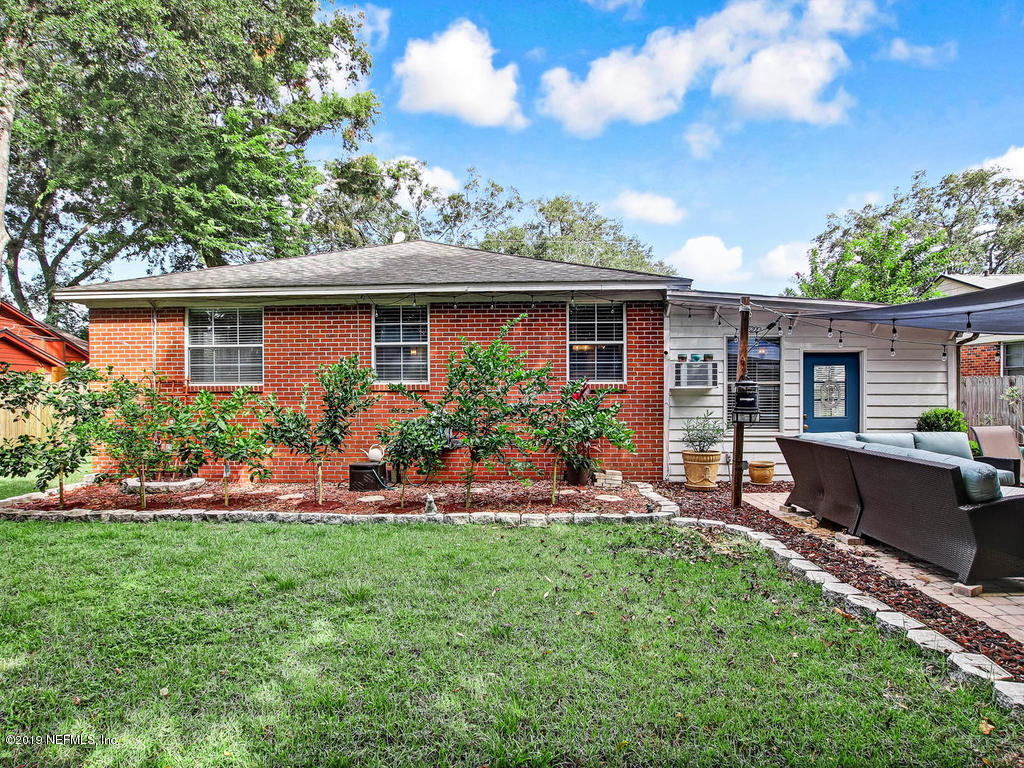 4061 Dover Road Jacksonville, FL 32207 - Photo 33 of 40 a front view of house with yard and outdoor seating