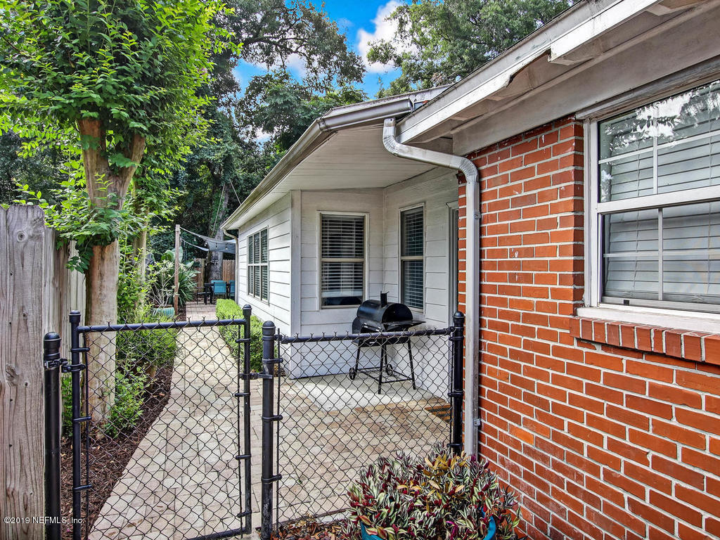 4061 Dover Road Jacksonville, FL 32207 - Photo 37 of 40 a view of a house with backyard and sitting area