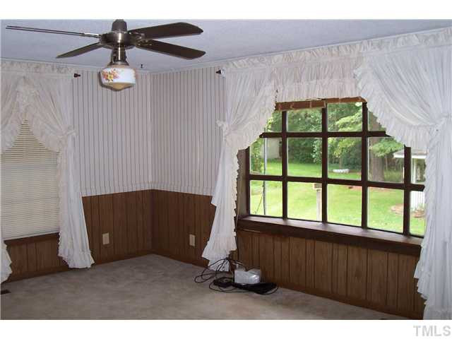 93 Surles Road Benson, NC 27504 - Photo 4 of 16 Den/Family/Great Room