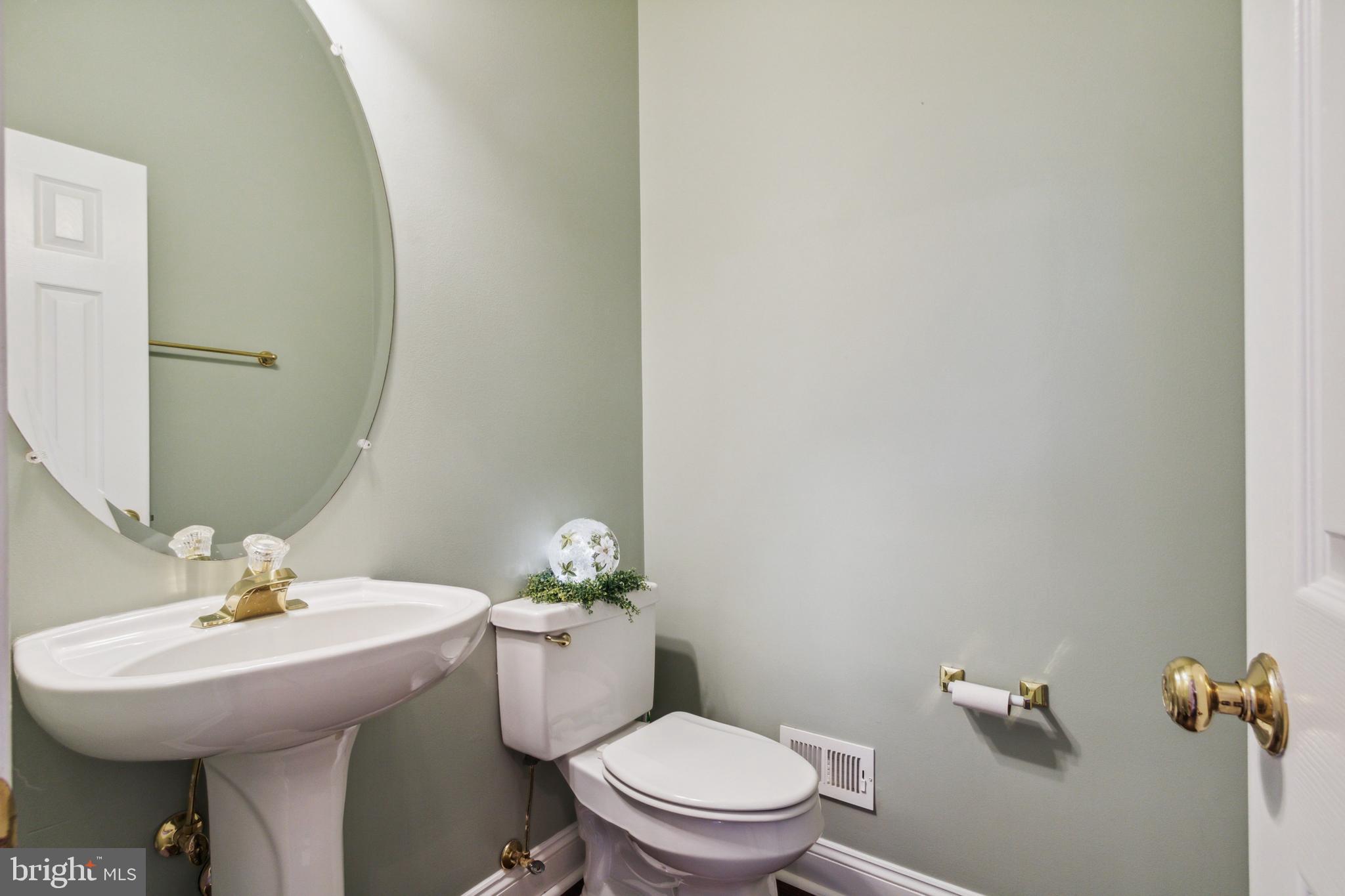 16000 Tryon Way Gainesville, VA 20155 - Photo 44 of 126 Main Level Powder Room