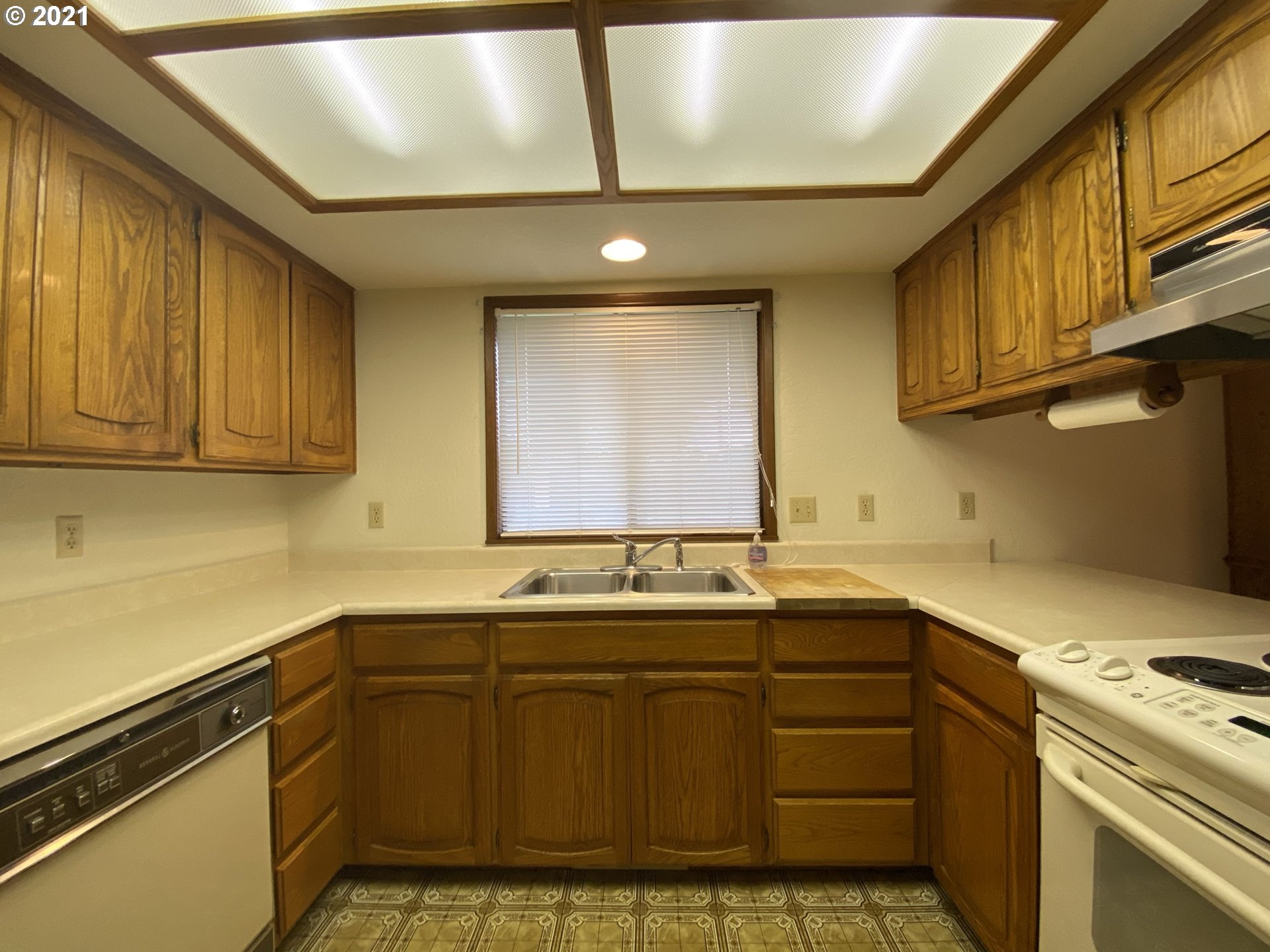537 68th Place Springfield, OR 97478 - Photo 2 of 28
