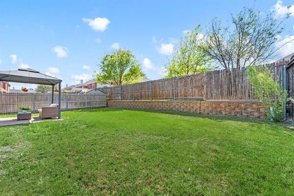 a view of yard with green space