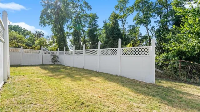 a view of a backyard