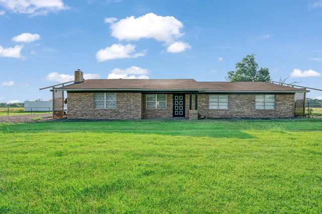 a view of a house with a backyard