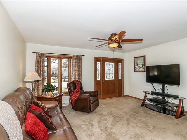 1237 Countryside Drive Elgin, IL 60123 - Photo 3 of 22