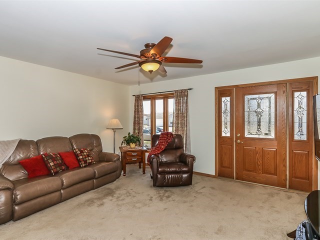 1237 Countryside Drive Elgin, IL 60123 - Photo 4 of 22