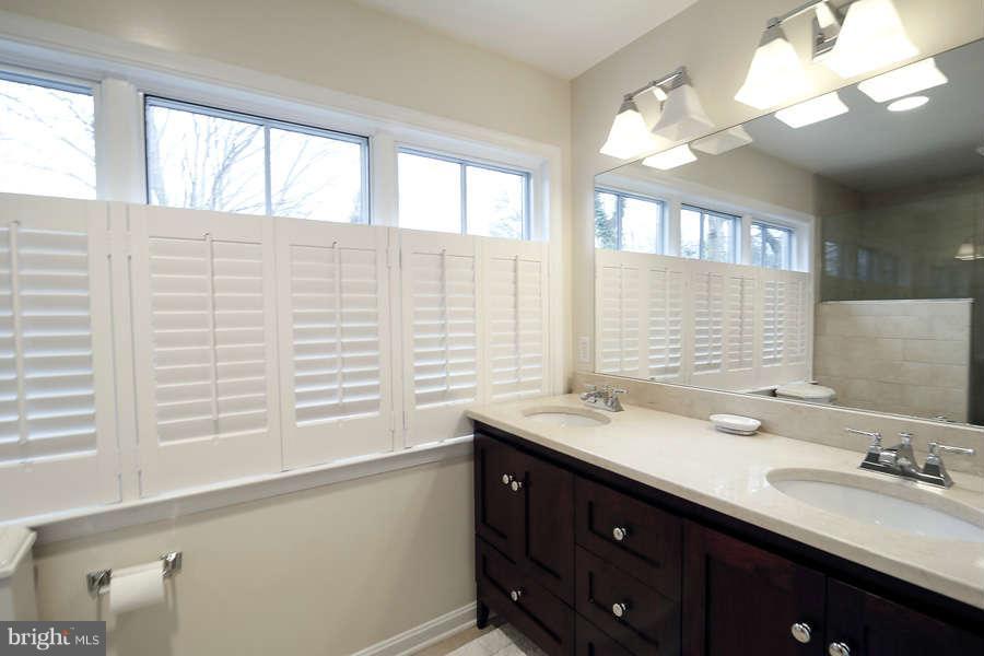 4917 Jamestown Road Bethesda, MD 20816 - Photo 8 of 22 Bath (Master)