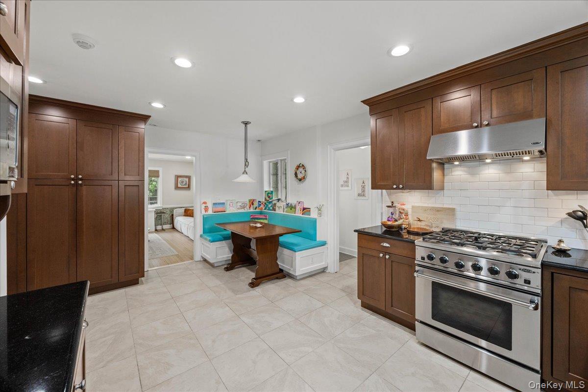 311 Lyncroft Road New Rochelle, NY 10804 - Photo 14 of 39 a kitchen with a stove and a refrigerator