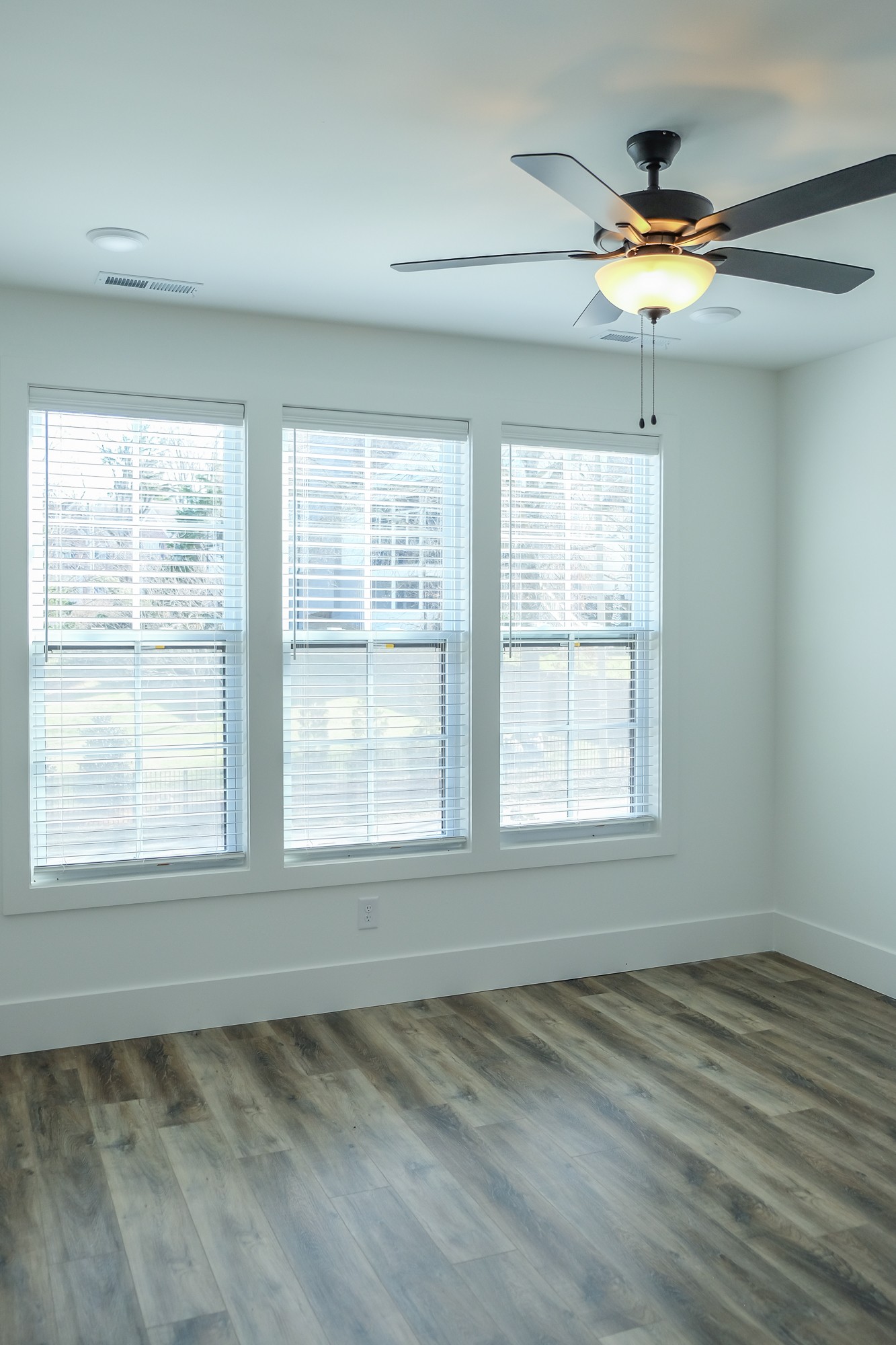 2818 Valley Road Nashville, TN 37215 - Photo 21 of 21 an empty room with window and ceiling fan