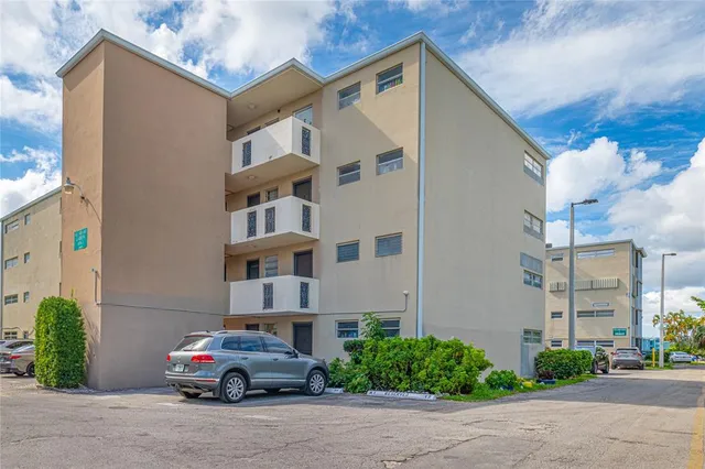$258,000 | 1660 Northeast 191st Street, Unit 3111, Miami, FL 33179
