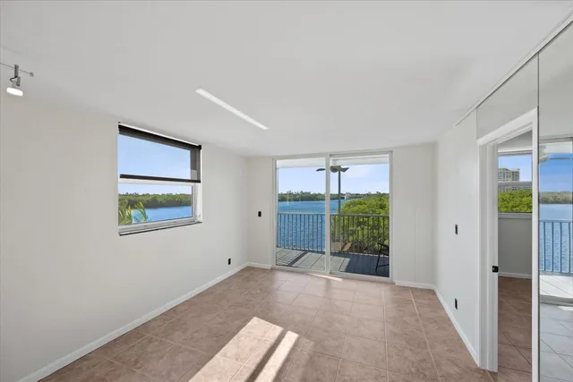 a view of entryway with window