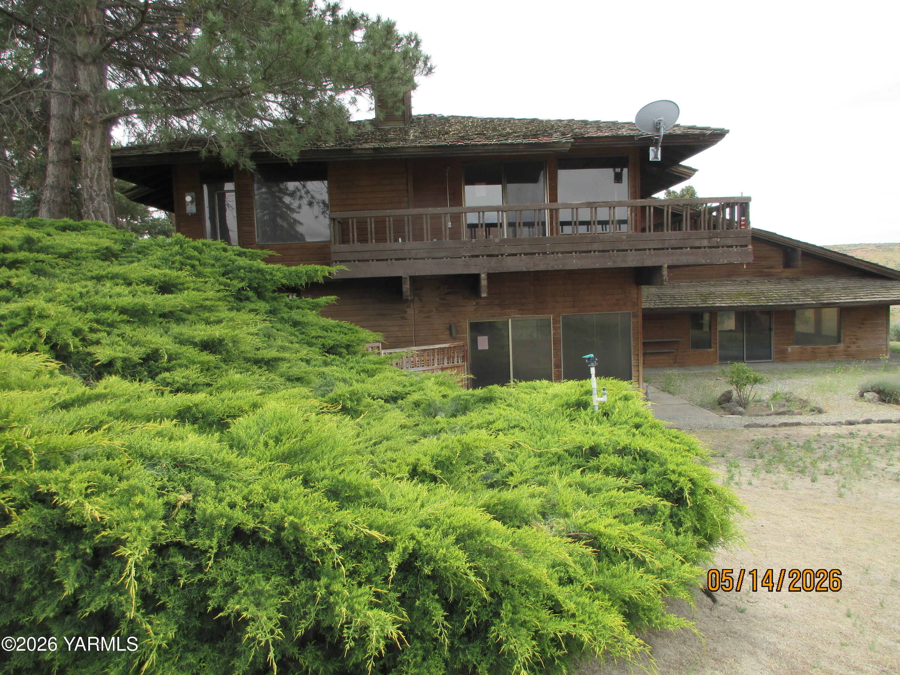 1303 Nightingale Road Wapato, WA 98951 - Photo 21 of 26 a front view of a house with a garden