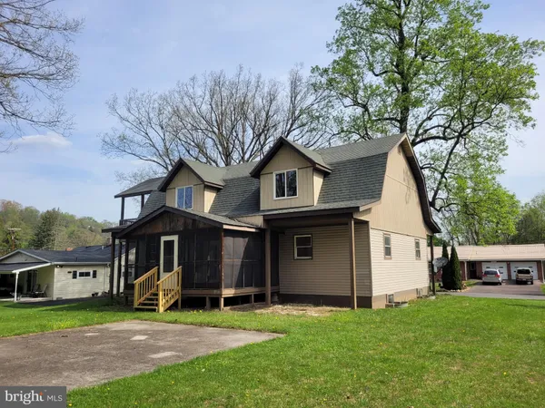 a view of a yard in front of a house