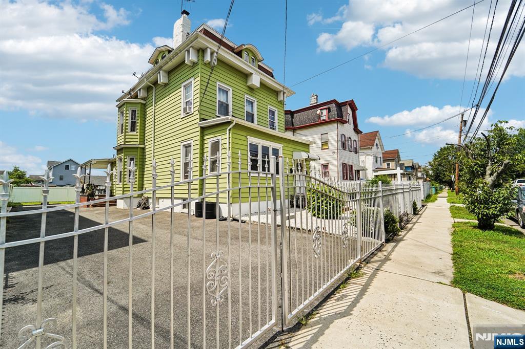 514 Madison Avenue Elizabeth, NJ 07201 - Photo 5 of 14 a view of a house with a balcony
