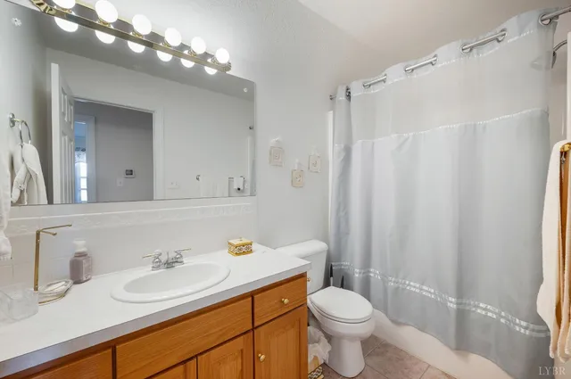 a view of a house with backyard and trees