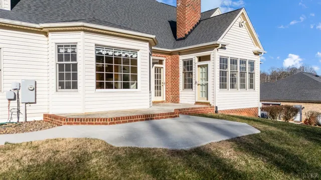 a view of a house with backyard and trees
