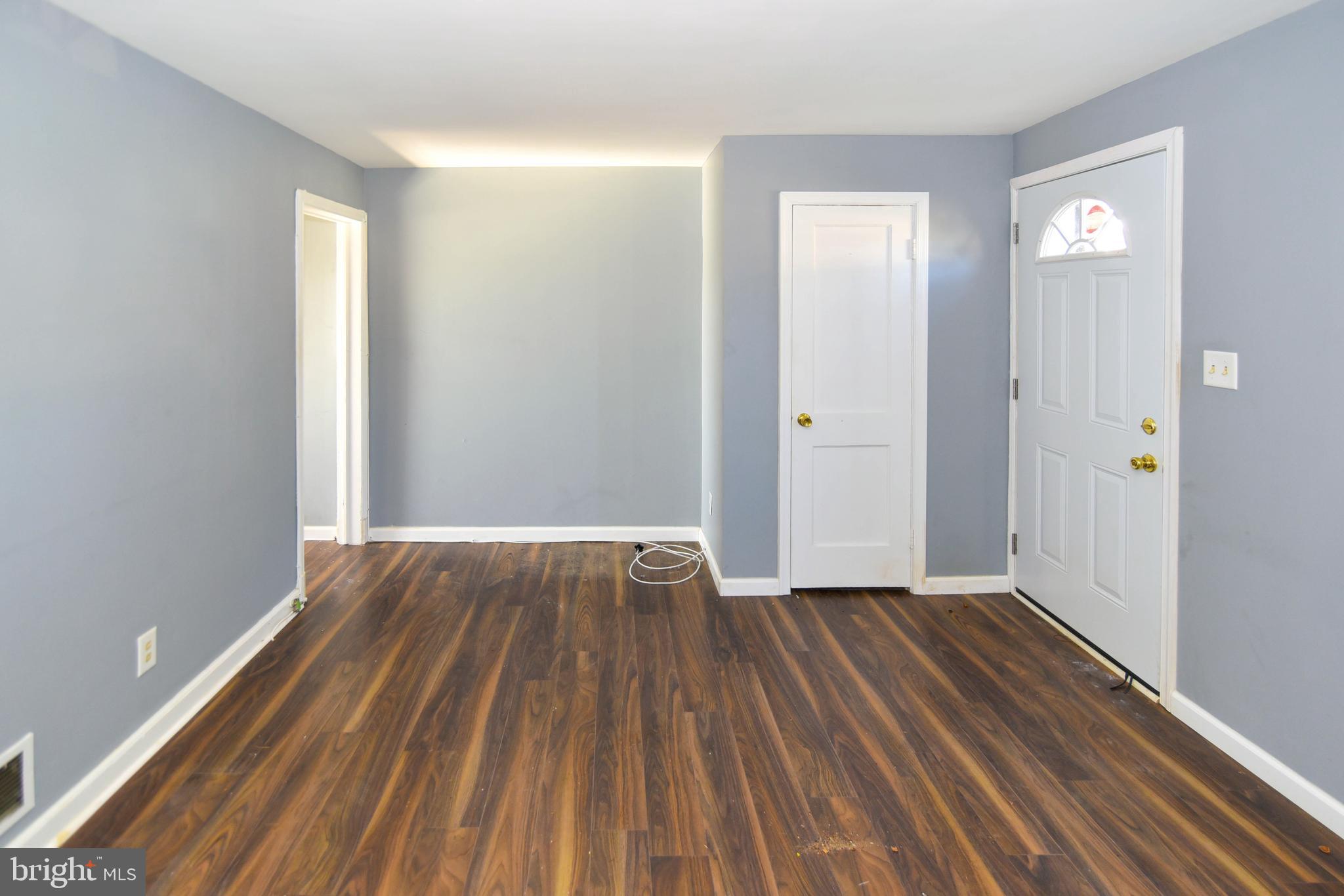 4403 Eldone Road Baltimore, MD 21229 - Photo 6 of 27 Living Room