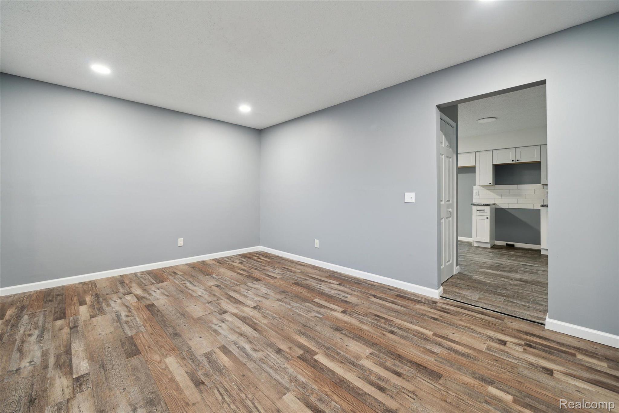 342 East Rising Street Davison, MI 48423 - Photo 5 of 33 New flooring!