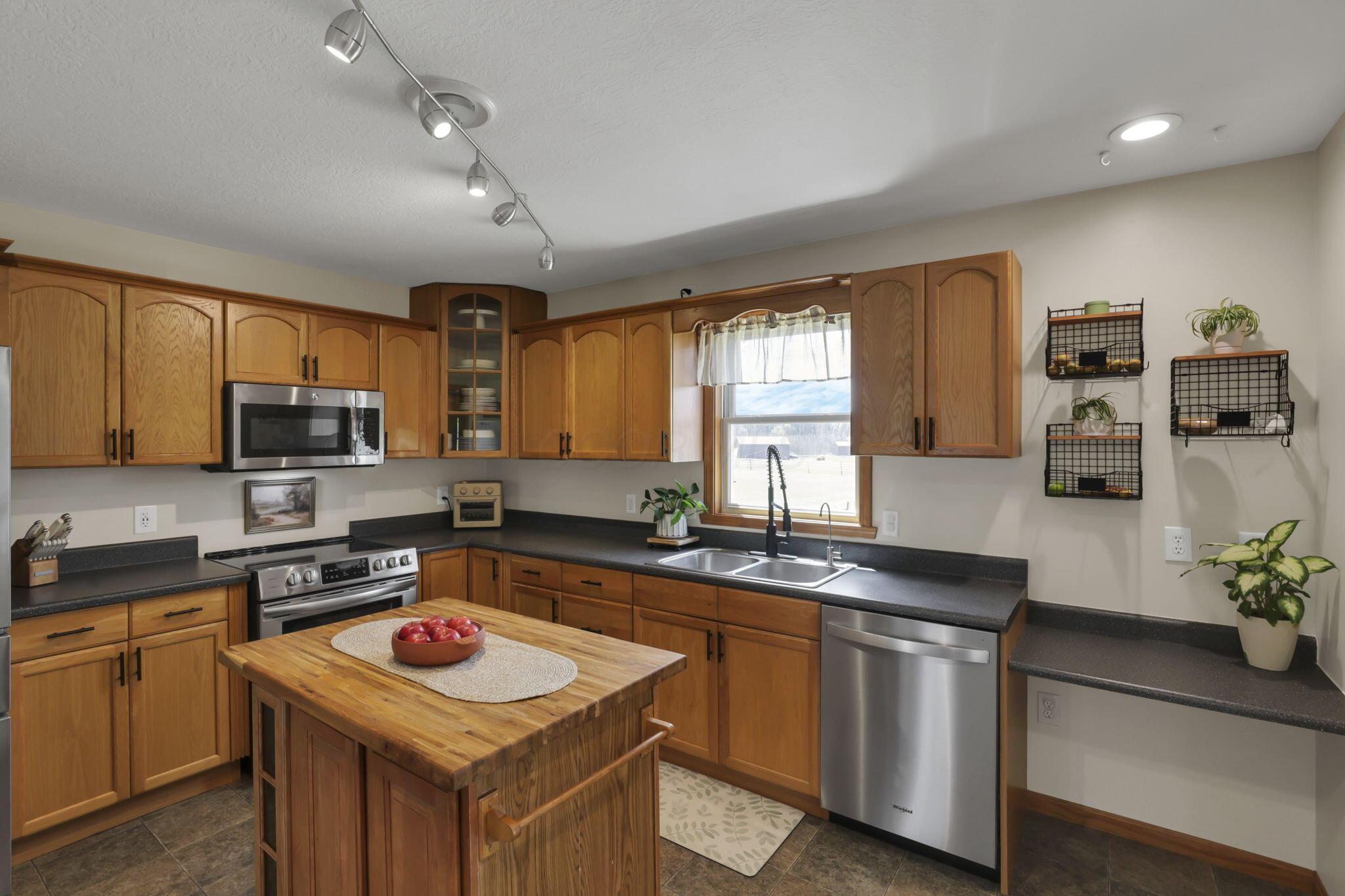 11851 Murlette Road Southwest Stoutsville, OH 43154 - Photo 9 of 44 Kitchen