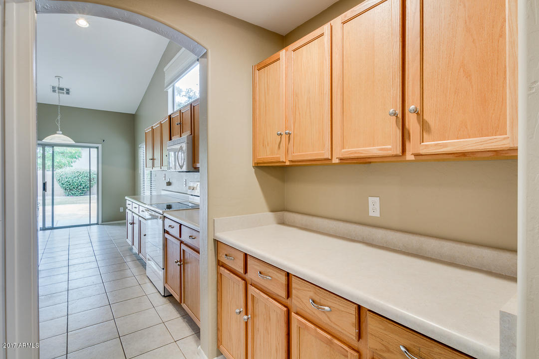 654 East Iris Court Gilbert, AZ 85296 - Photo 13 of 36 Butler's Pantry