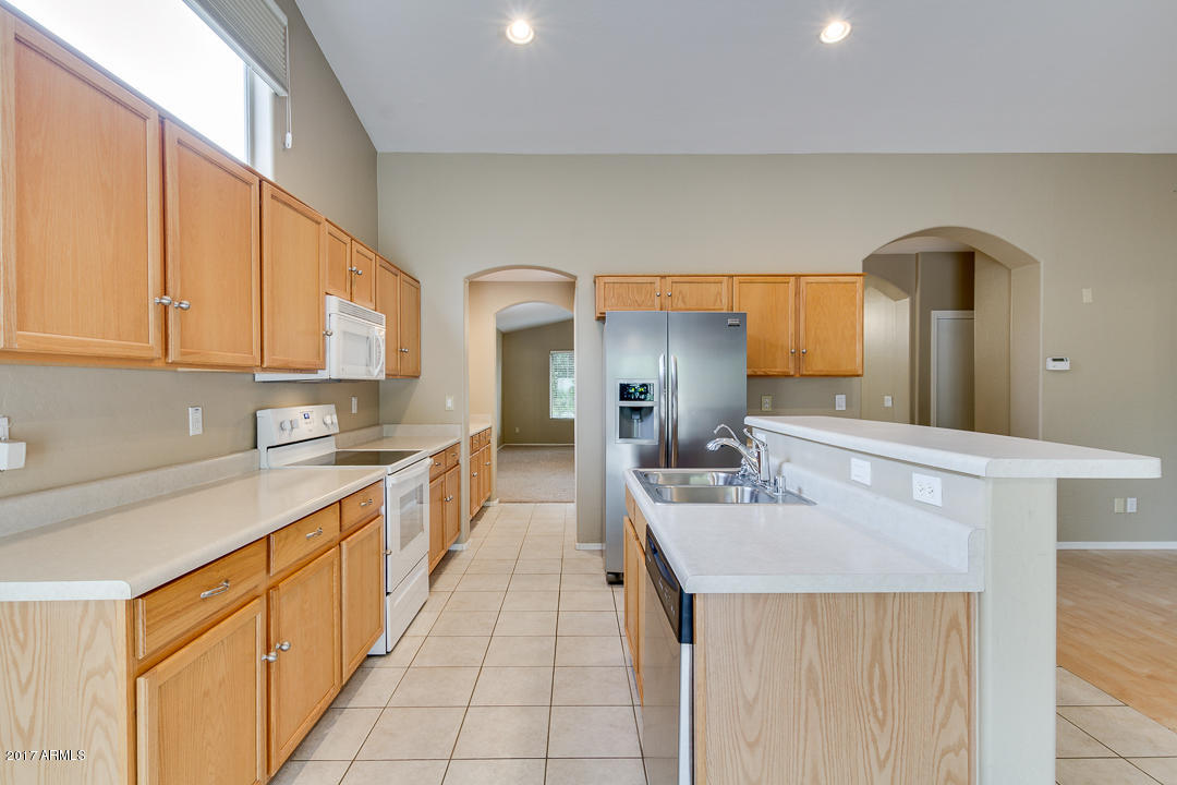 654 East Iris Court Gilbert, AZ 85296 - Photo 15 of 36 Kitchen