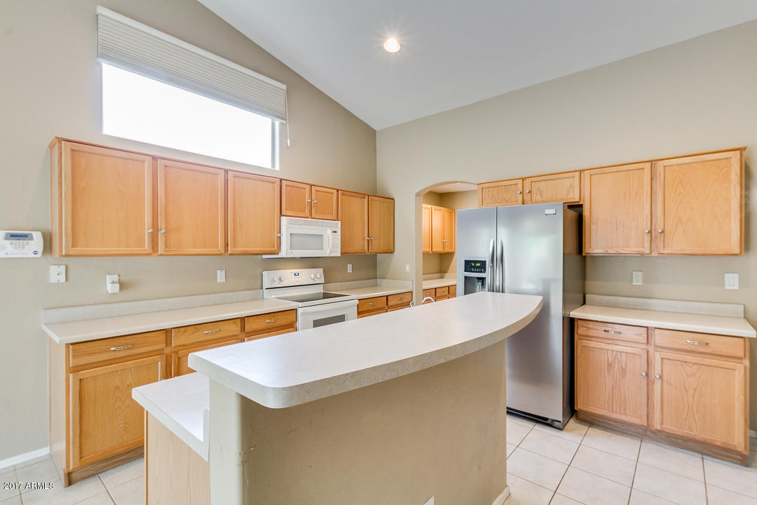 654 East Iris Court Gilbert, AZ 85296 - Photo 16 of 36 Kitchen