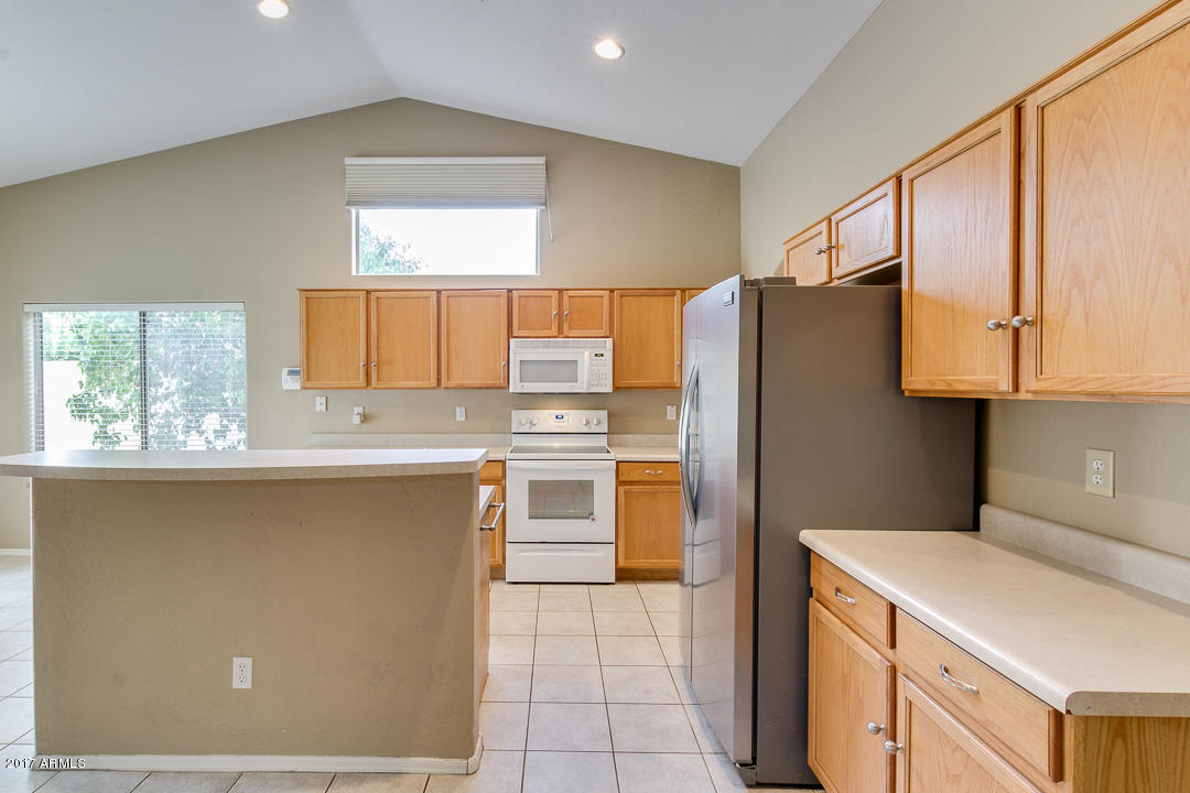 654 East Iris Court Gilbert, AZ 85296 - Photo 17 of 36 Kitchen