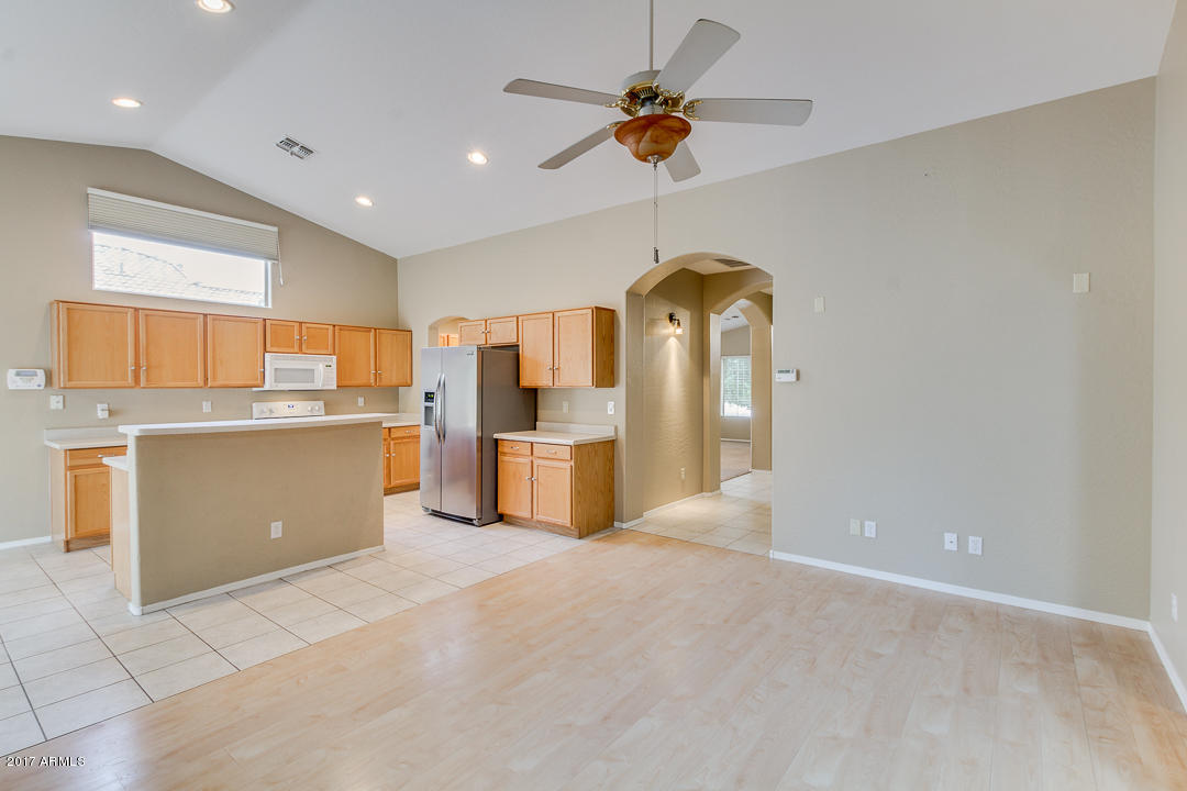 654 East Iris Court Gilbert, AZ 85296 - Photo 10 of 36 Great Room