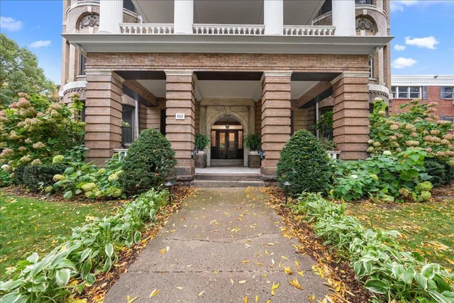 $345,000 | 442 Summit Avenue, Unit 4, St. Paul, MN 55102