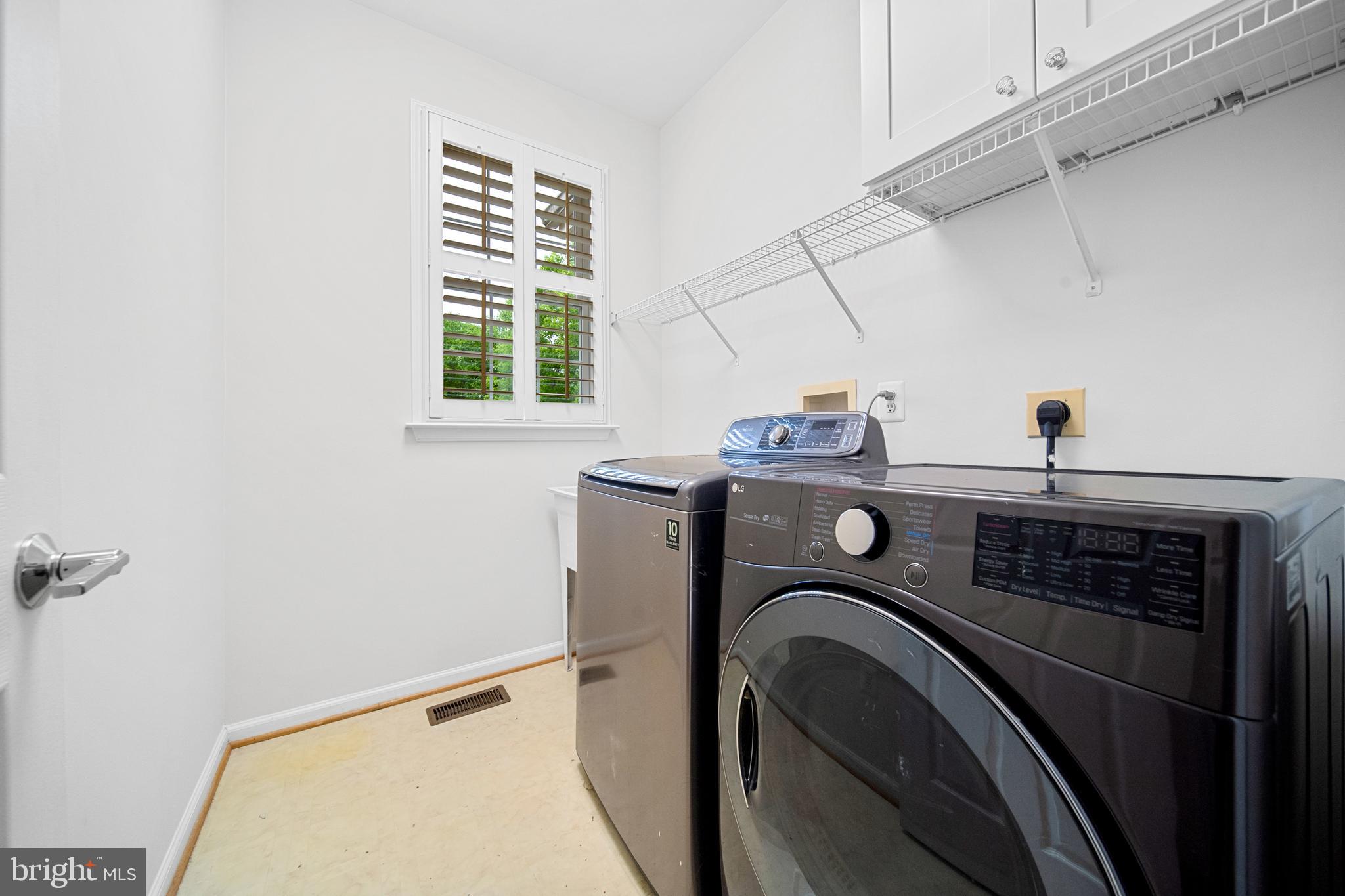 13514 Ryton Ridge Lane Gainesville, VA 20155 - Photo 34 of 57 Laundry room on main level