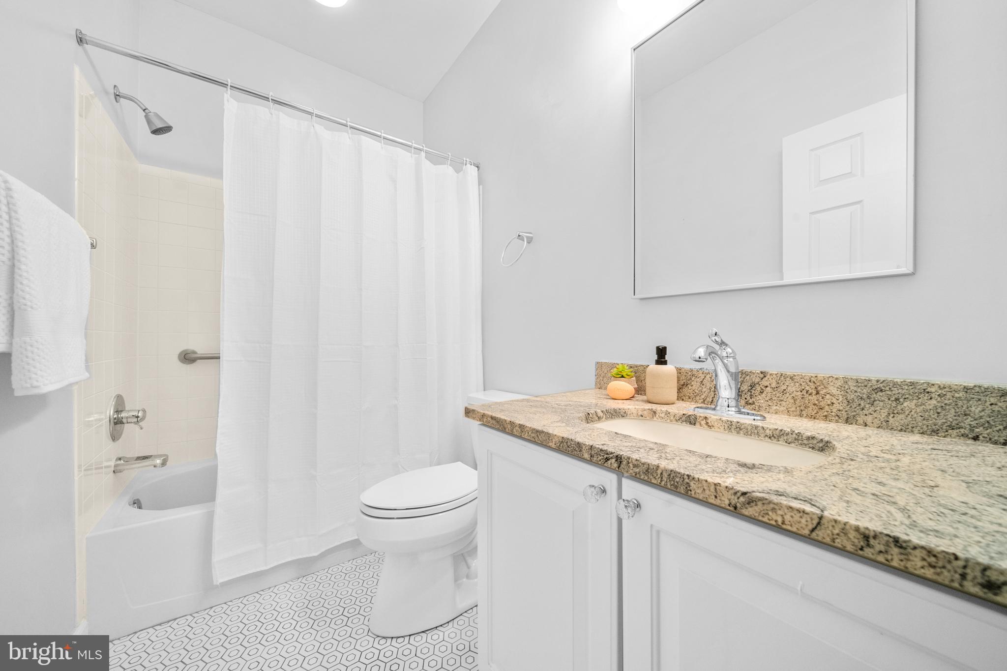13514 Ryton Ridge Lane Gainesville, VA 20155 - Photo 35 of 57 Full bath next to 2nd bedroom