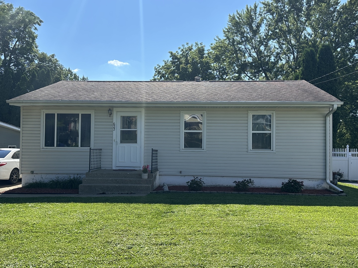 a view of a house with a yard