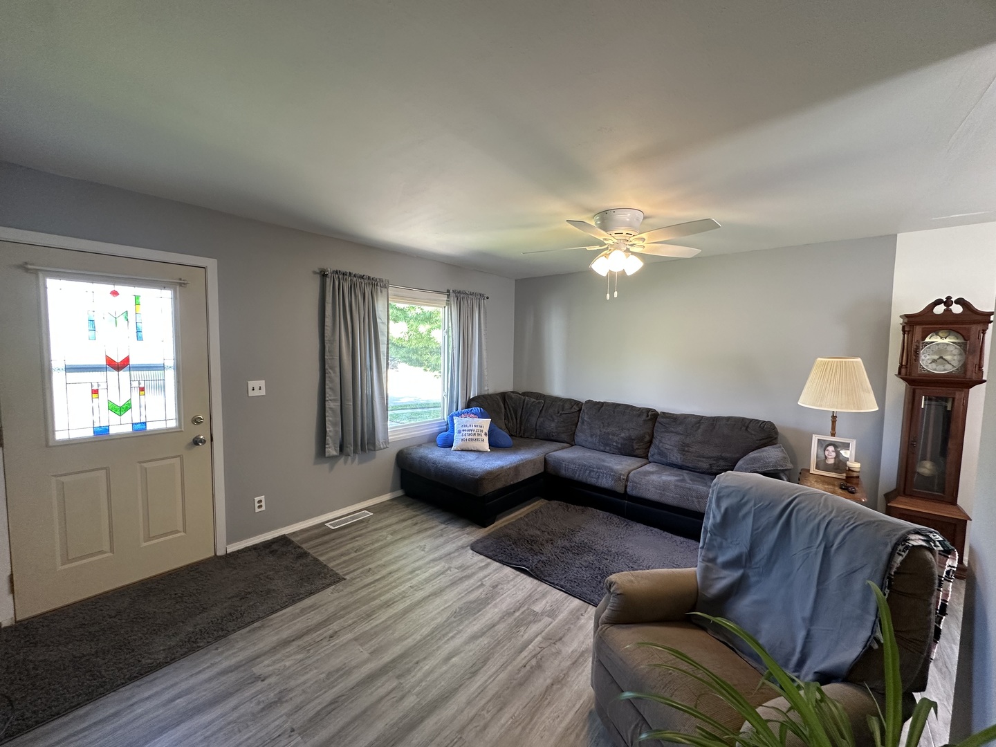 623 4th Avenue Dixon, IL 61021 - Photo 2 of 19 a living room with furniture and a wooden floor