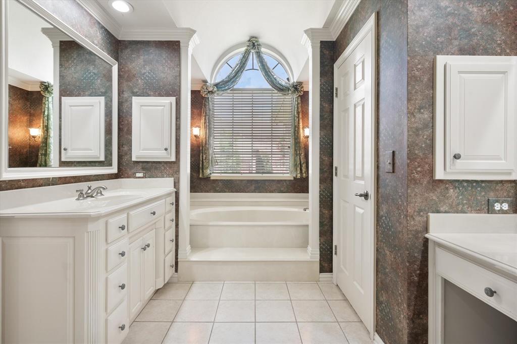 128 Rim Rock Road Aledo, TX 76008 - Photo 22 of 40 Primary bath with barrel ceiling.