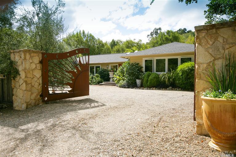 Enter the property through gorgeous decorative iron gates that everyone in the Hollow knows and admires!