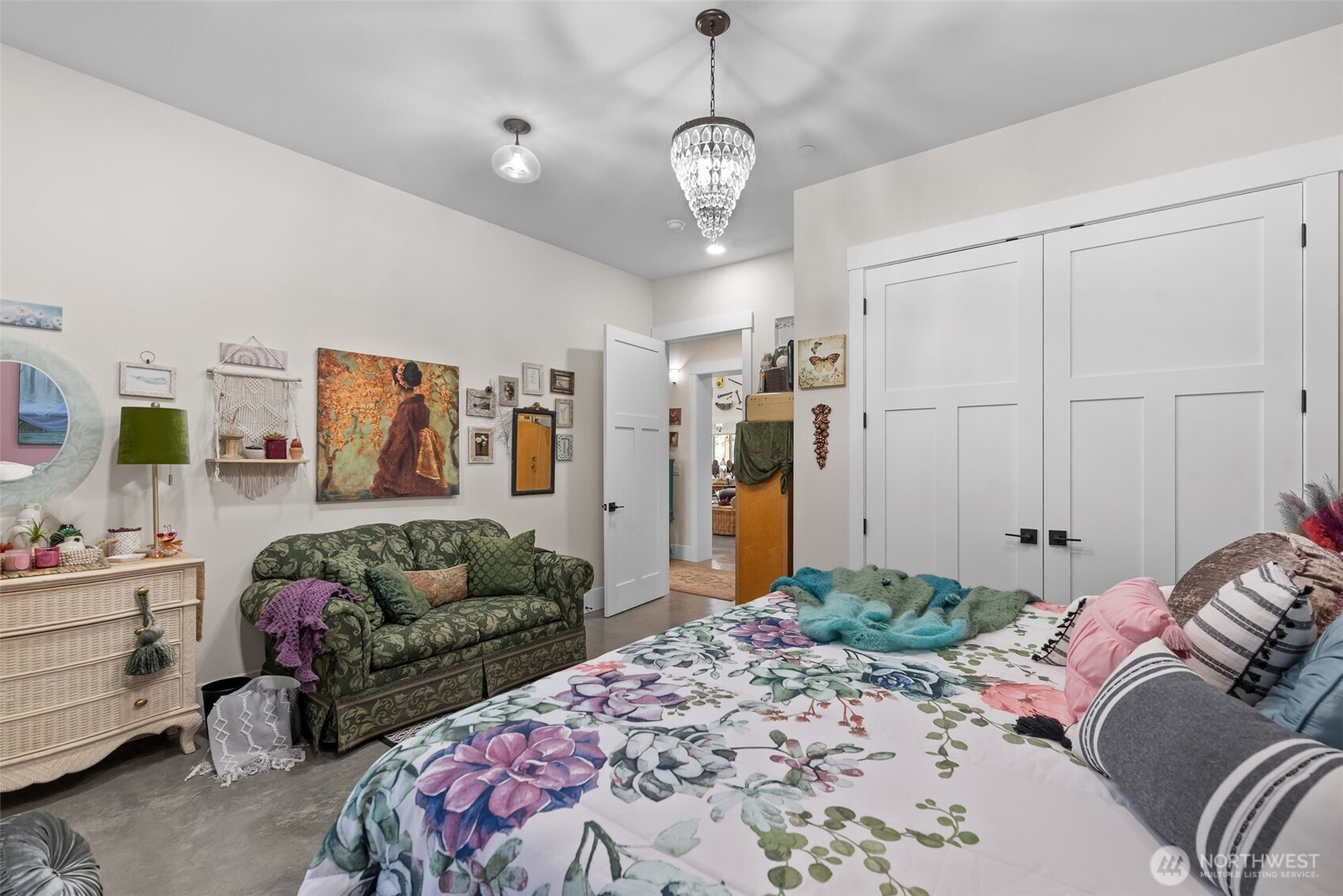 1541 Pitcher Canyon Road Wenatchee, WA 98801 - Photo 29 of 40 a spacious bedroom with a bed a couch and dresser