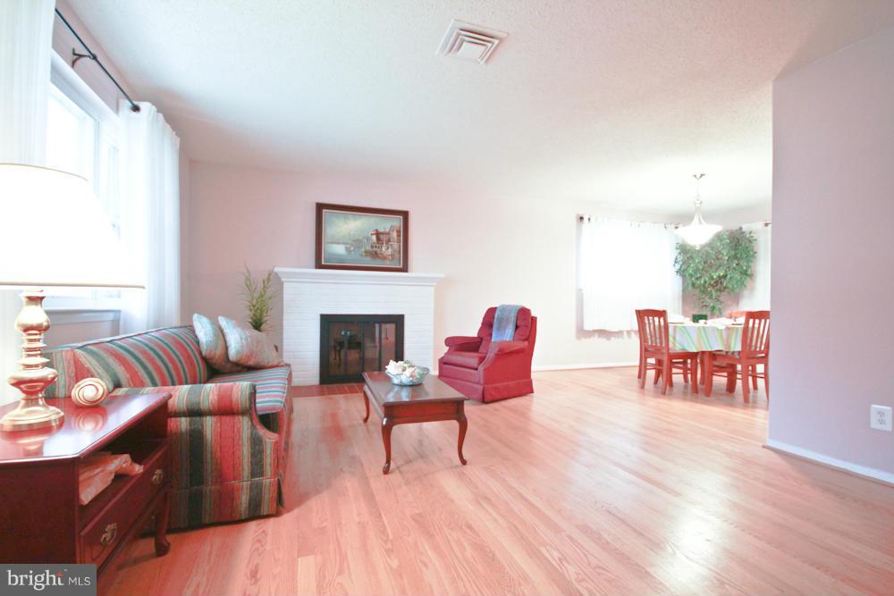 5216 Ferndale Street Springfield, VA 22151 - Photo 3 of 29 Living Room