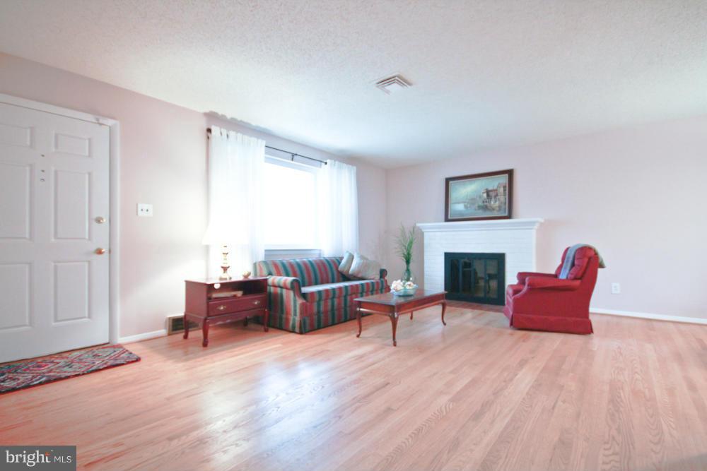 5216 Ferndale Street Springfield, VA 22151 - Photo 4 of 29 Living Room