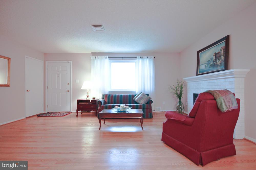 5216 Ferndale Street Springfield, VA 22151 - Photo 5 of 29 Living Room