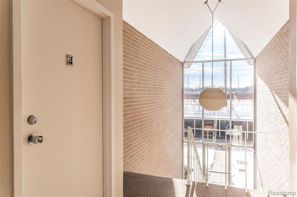 1997 Klingensmith Road, Unit 55 Bloomfield Hills, MI 48302 - Photo 2 of 17 20230505235657269600000000-o Foyer Stair