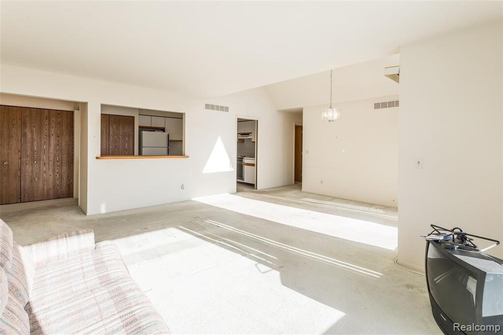 1997 Klingensmith Road, Unit 55 Bloomfield Hills, MI 48302 - Photo 5 of 17 20230505235657269615000000-o Living Room