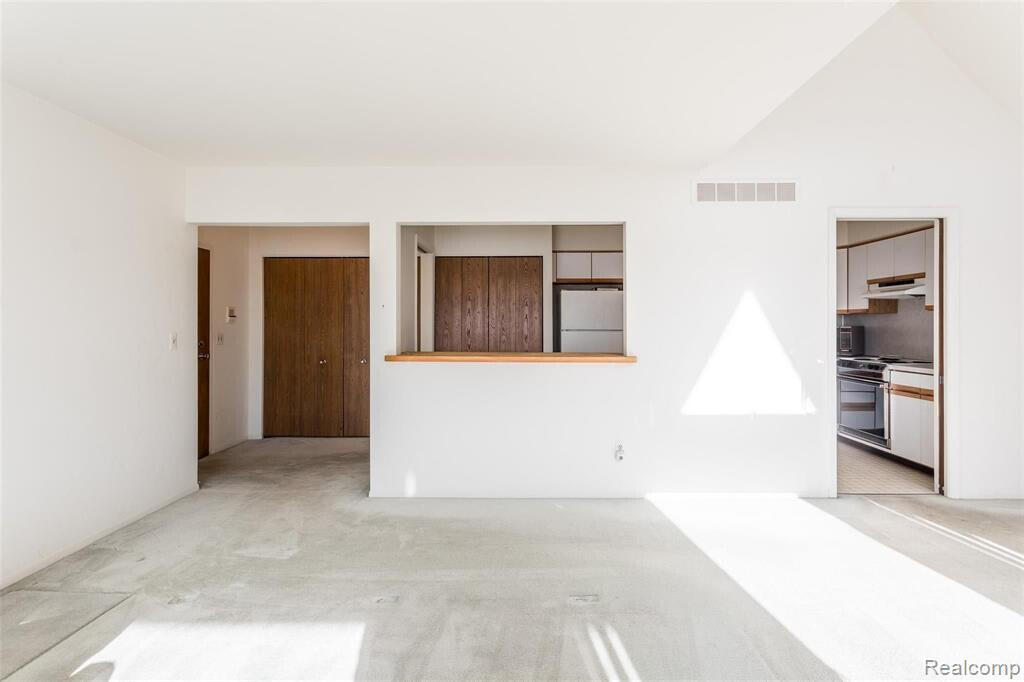 1997 Klingensmith Road, Unit 55 Bloomfield Hills, MI 48302 - Photo 6 of 17 20230505235657269628000000-o Living Room