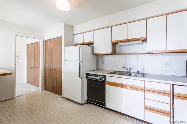 $181,700 | 1997 Klingensmith Road, Unit 55, Bloomfield Hills, MI 48302