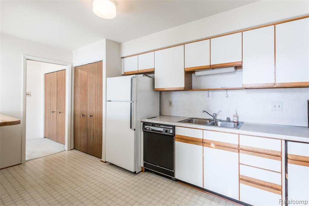 1997 Klingensmith Road, Unit 55 Bloomfield Hills, MI 48302 - Photo 8 of 17 20230505235657269637000000-o Kithcen